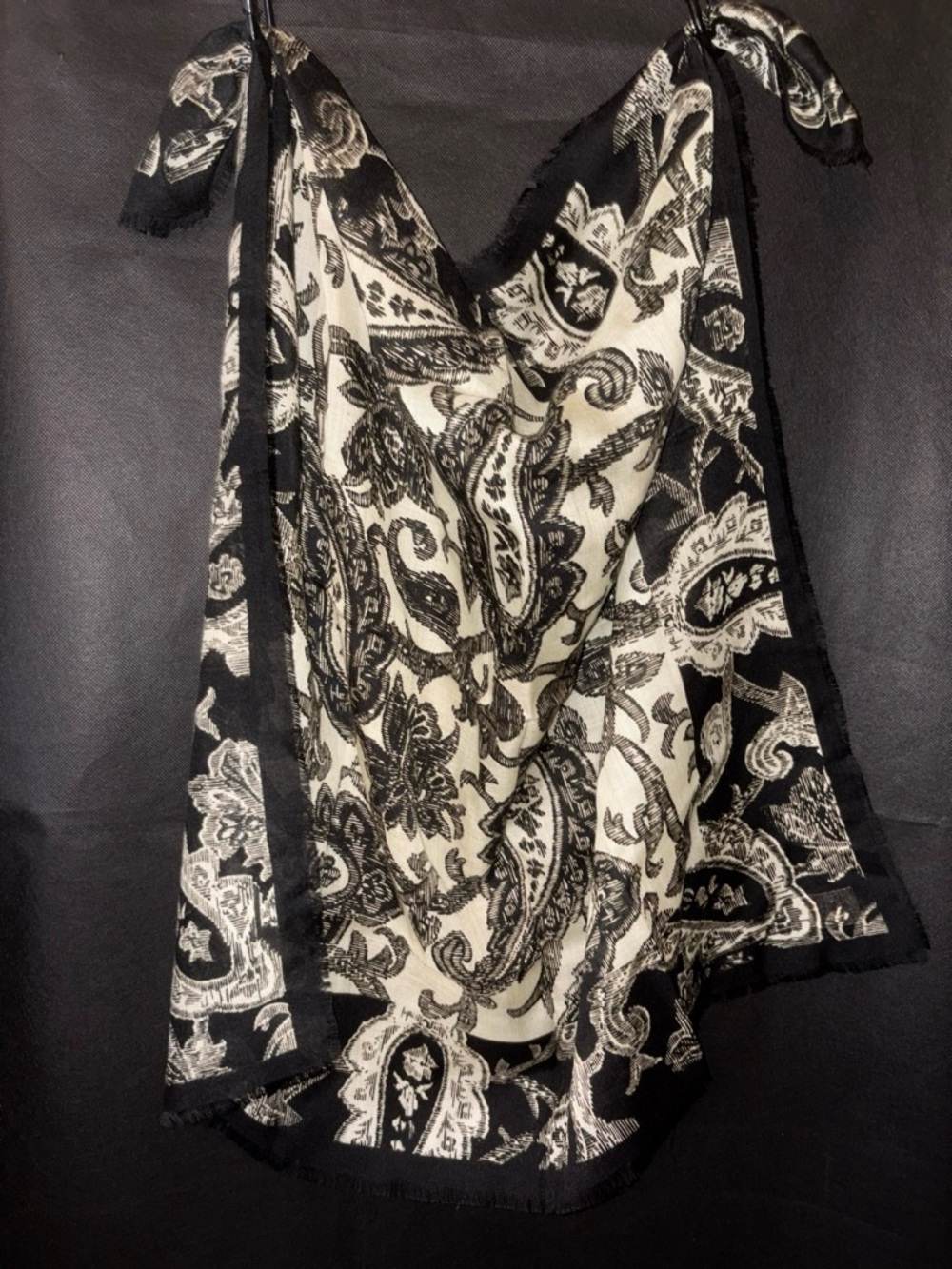 Glentex Vintage Floral Paisley Square Fringe Scarf Black/Cream Boho Classic
EUC.